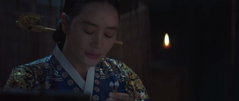 《王后傘下》鏡頭解析!「染血的鳥」象徵世子病重,「這圖」隱喻啓晟大君真面目,太絕