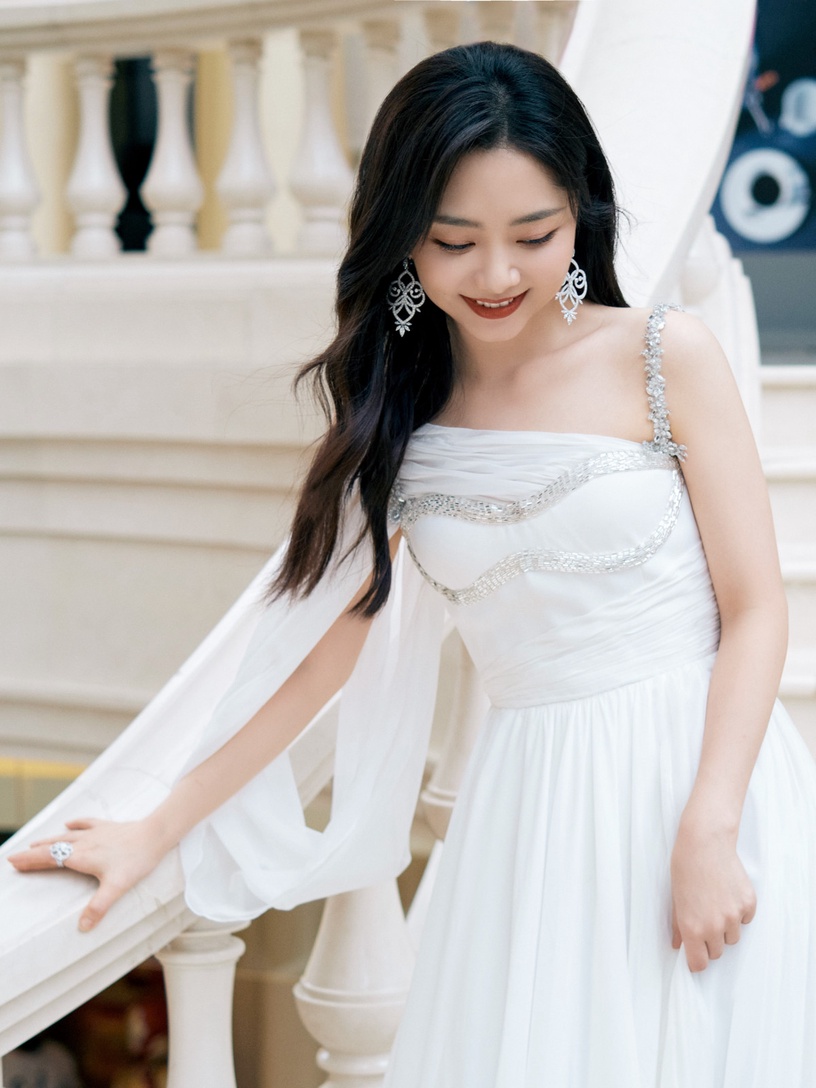 8位女星「白色禮服」造型!迪麗熱巴褲裝超俐落,趙露思、楊冪禮服氣質又吸精