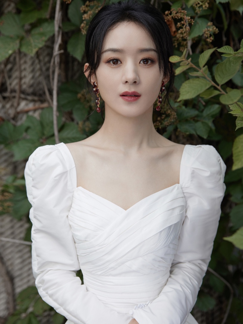 8位女星「白色禮服」造型!迪麗熱巴褲裝超俐落,趙露思、楊冪禮服氣質又吸精