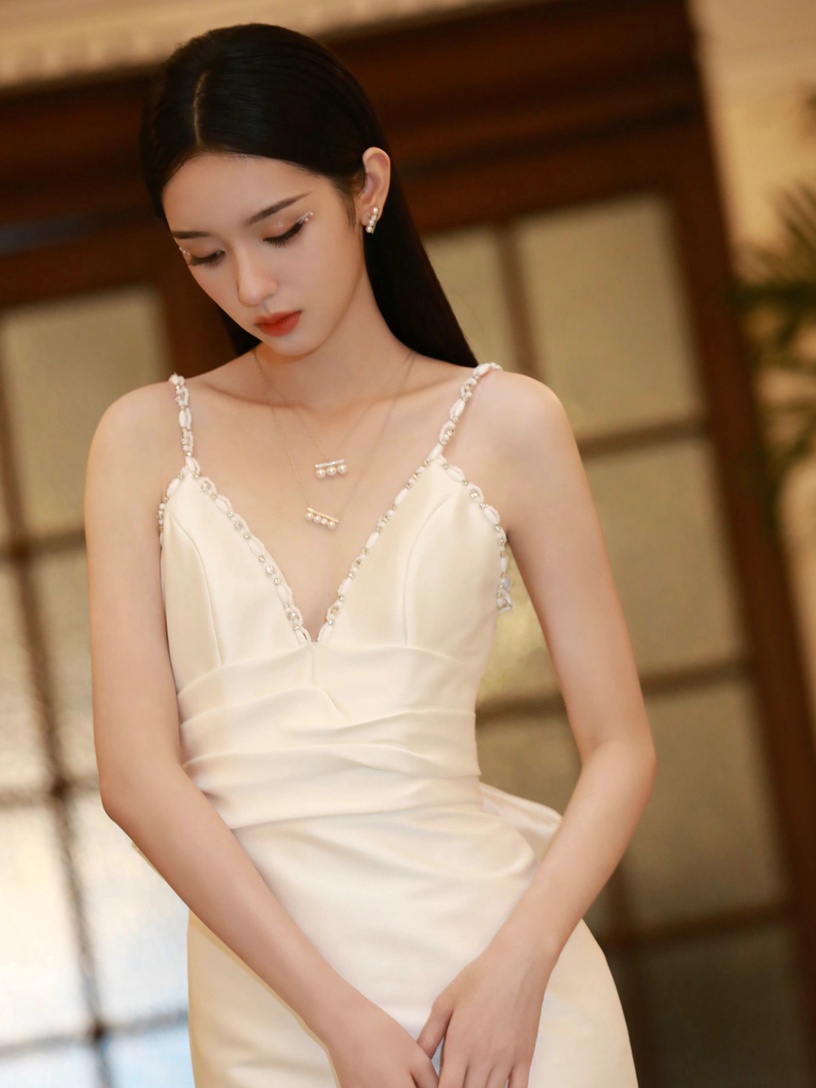 女星白色禮服造型:周也