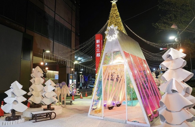 耶誕玻璃屋必打卡!台南新光三越「13米金色聖誕樹」夢幻登場,浪漫燈光秀別錯過