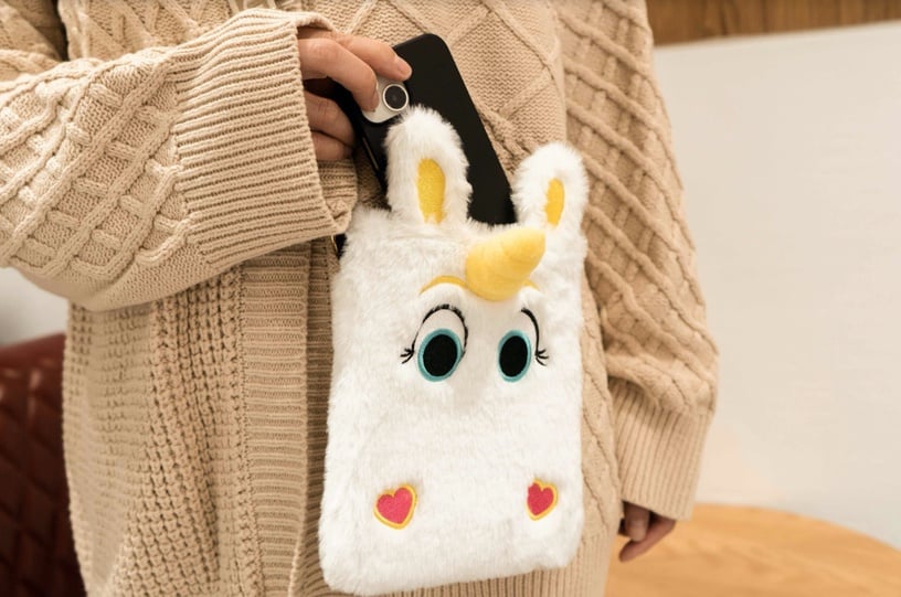 全家「皮克斯毛朋友」集點加價購：毛茸茸手機袋共有小奶油和兔崽子二款，可挑款
