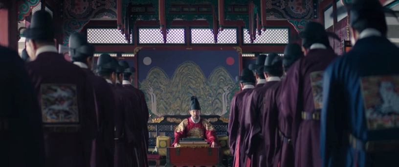 王后傘下 構圖細節 王被眾臣夾擊 超有壓迫感 碎鏡 暗示啓晟內心不再完整 Beauty美人圈