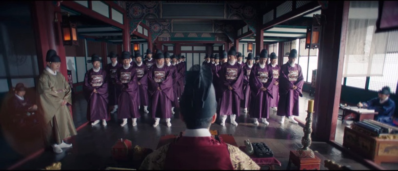 王后傘下 構圖細節 王被眾臣夾擊 超有壓迫感 碎鏡 暗示啓晟內心不再完整 Beauty美人圈