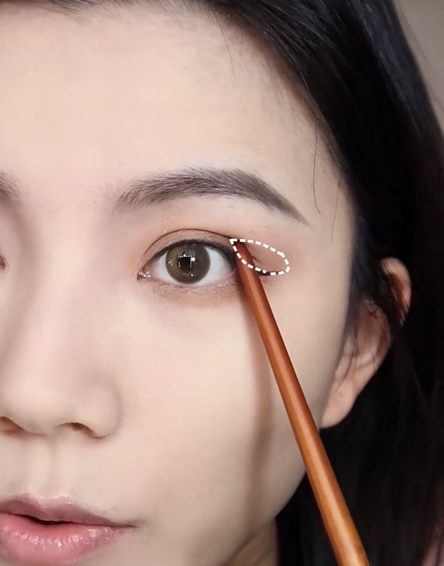 眼影怎麼畫不顯髒?化妝師親授5招「眼影暈染技巧」絕美漸層10秒搞定,眼妝高級又輕透