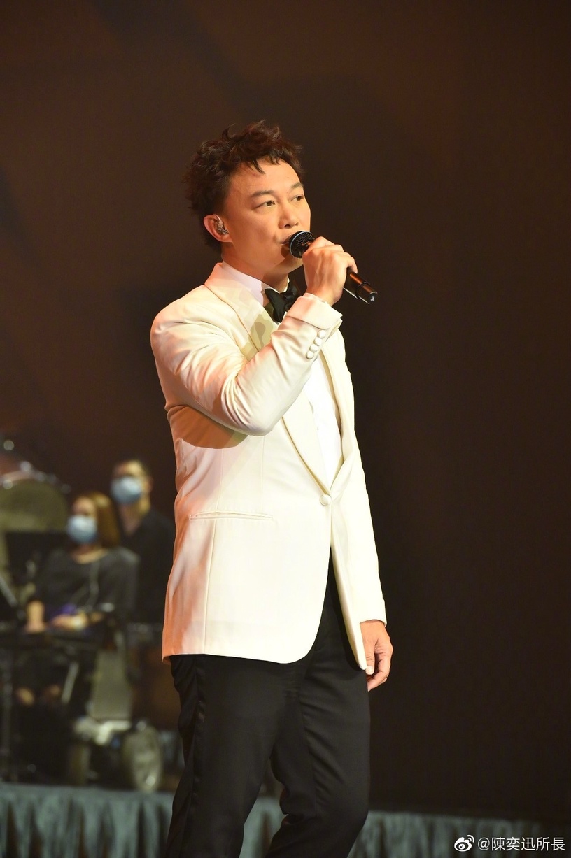 7位明星「超狂炫富言論」!陳飛宇把爸爸百萬名錶沖馬桶,她1瓶香水,可以在北京買房了