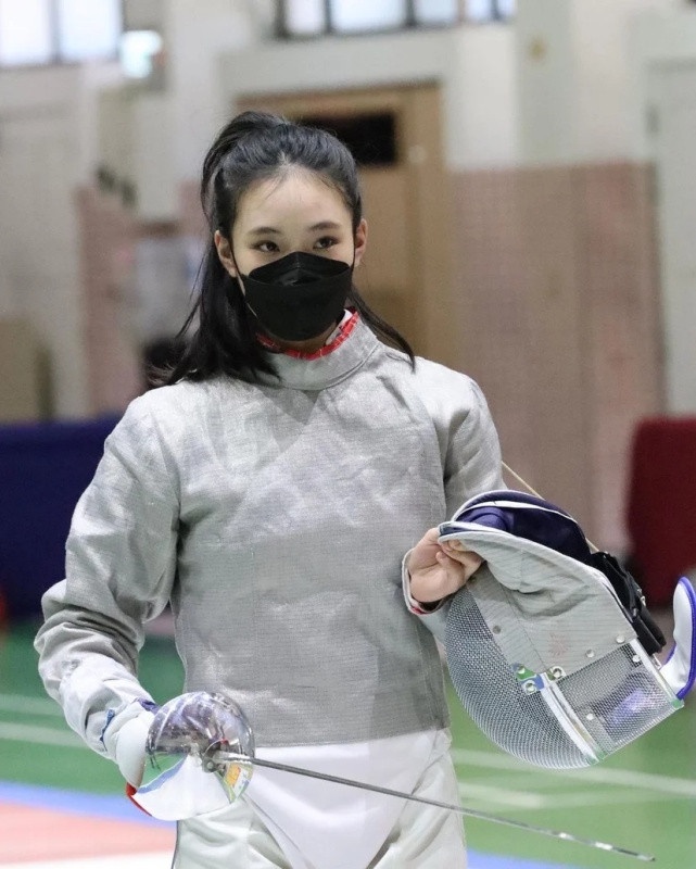 Lily許韶恩隨身包包直擊!每天必帶護唇膏+DIOR唇露,搜出「它」讓全場露出姨母笑!