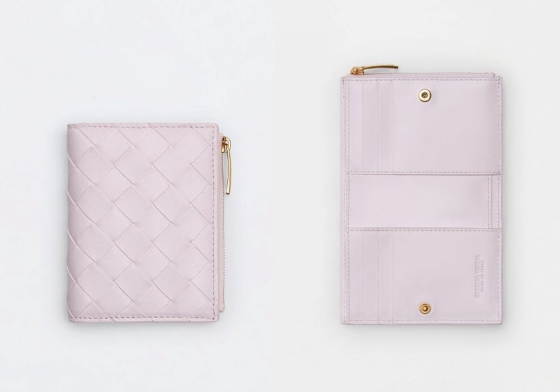 粉色精品皮夾推薦5：BOTTEGA VENETA Small Bi-Fold Zip Wallet，NT$ 22,000