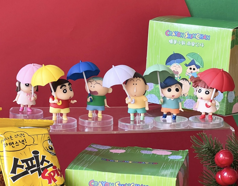 7-11聖誕新品:蠟筆小新雨傘公仔、Polaroid拍立得、咖波側背桶,加碼零食&飲料2件8折