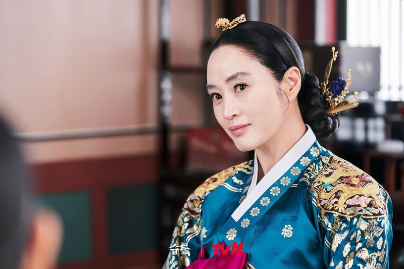 《王后傘下》主演群「角色解析」!文相敏羨慕「成枏大君」個性?大妃是非常危險的人物