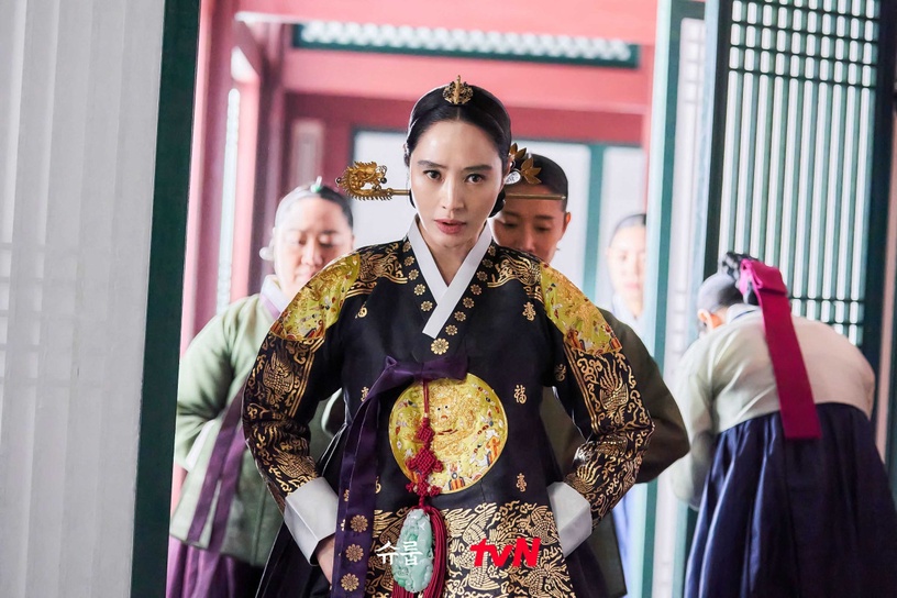 《王后傘下》主演群「角色解析」!文相敏羨慕「成枏大君」個性?大妃是非常危險的人物