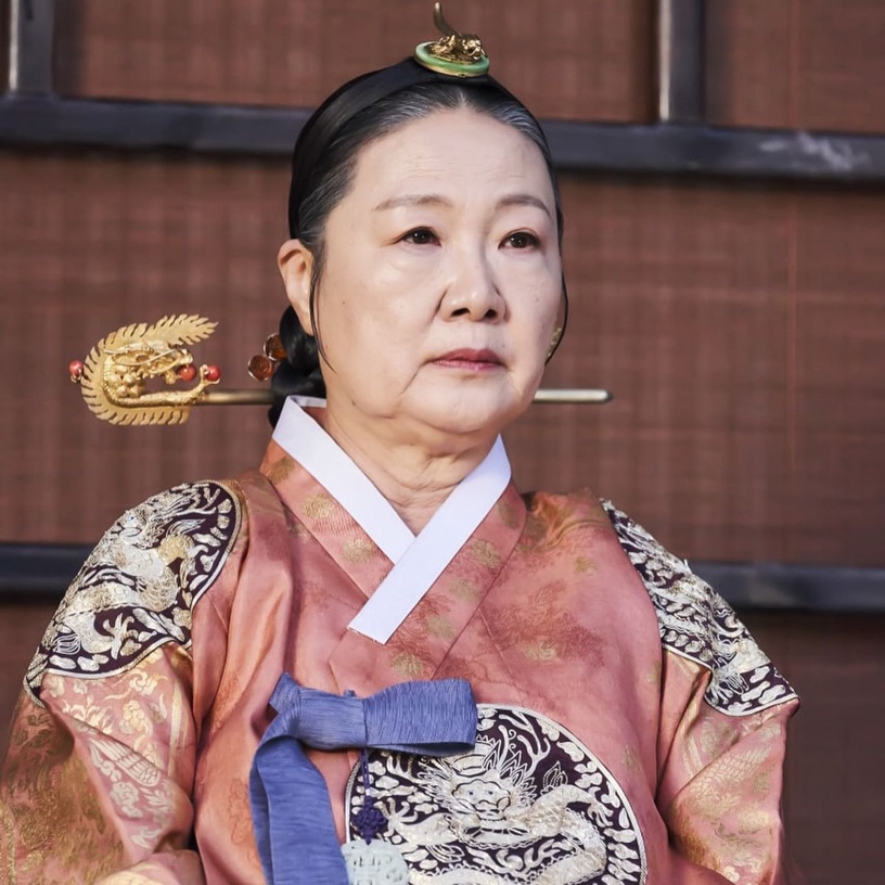 《王后傘下》主演群「角色解析」!文相敏羨慕「成枏大君」個性?大妃是非常危險的人物