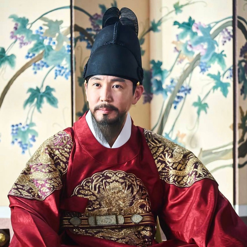 《王后傘下》主演群「角色解析」!文相敏羨慕「成枏大君」個性?大妃是非常危險的人物