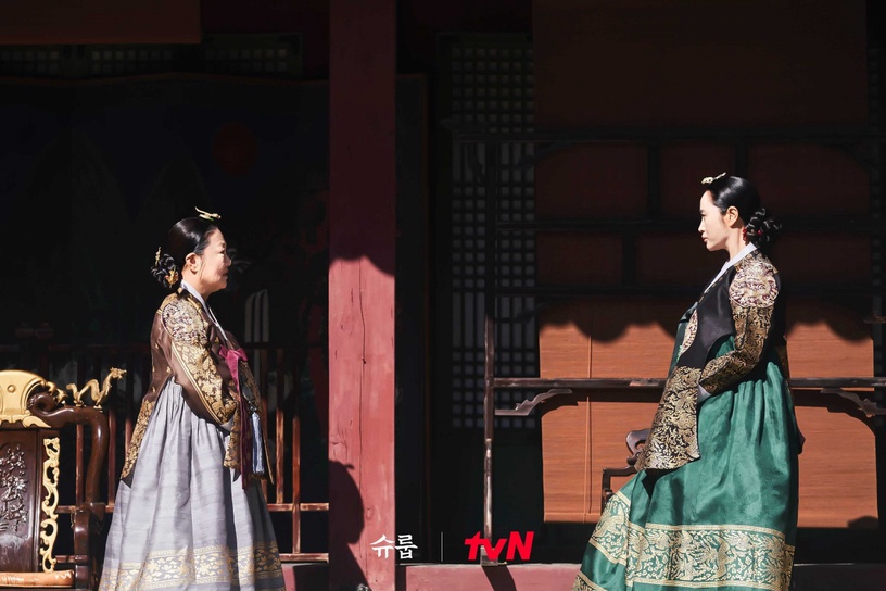 《王后傘下》中殿&大妃「性格對比」!中殿救人vs.大妃殺人,「這點」大妃徹底輸了!