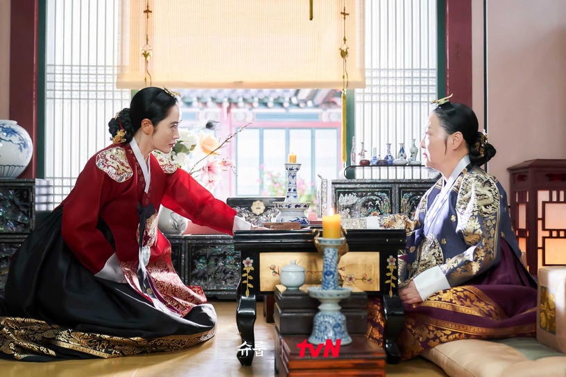 《王后傘下》中殿&大妃「性格對比」!中殿救人vs.大妃殺人,「這點」大妃徹底輸了!