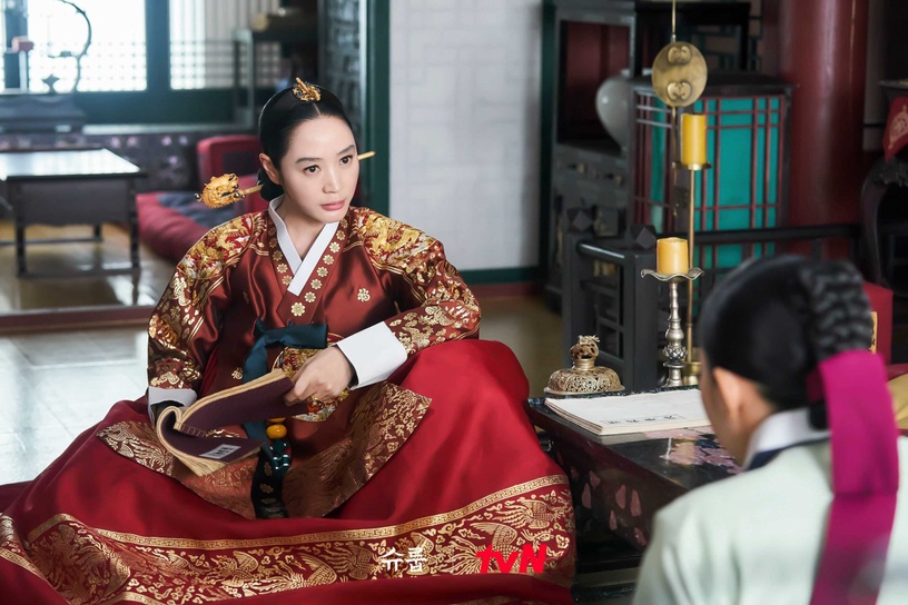 《王后傘下》中殿&大妃「性格對比」!中殿救人vs.大妃殺人,「這點」大妃徹底輸了!