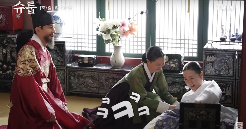 《王后傘下》演員「戲外趣事」!成枏大君竟被清荷撩到人設崩塌?金憓秀因「他」狂笑場