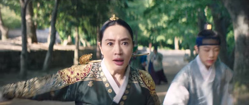 《王后傘下》結局「前後呼應」!成枏大君替中殿「撐傘」太神,成枏&王都從愧疚中解脫