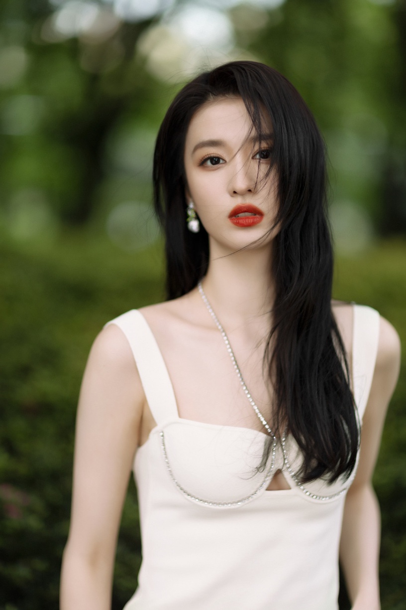 7位「身材比例最好」95後女星!虞書欣公認身材辣,關曉彤豔壓趙露思?她撞衫熱巴沒輸