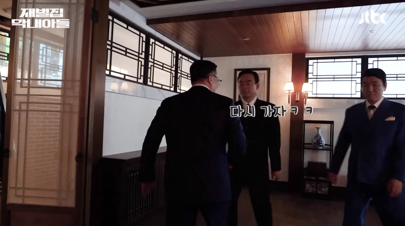 《財閥家的小兒子》幕後「隱藏秘密」!宋仲基「摔倒戲」一次過,這段竟是珍榮即興?