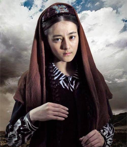 迪麗熱巴從小美到大舊照合輯!15歲第一次拍戲就擔綱女主角,因高顏值被老闆楊冪簽下