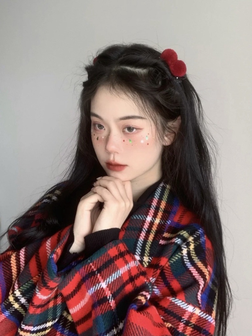 超減齡「節日造型」編髮推薦!不規則馬尾、翻轉辮少女顯嫩,年末派對造型不求人!