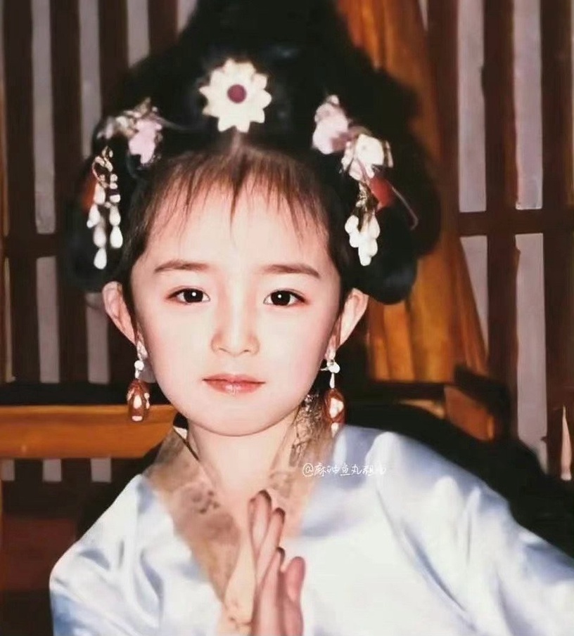 楊冪從小美到大舊照合輯!四歲接演第一部戲、小時候酷似混血兒,從小就擁有驚人大長腿