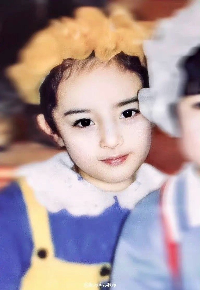 楊冪從小美到大舊照合輯!四歲接演第一部戲、小時候酷似混血兒,從小就擁有驚人大長腿