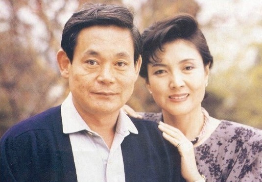 從《財閥家的小兒子》看三星太后「洪羅喜」起伏一生!韓國藝術界教母,卻為子女操碎心