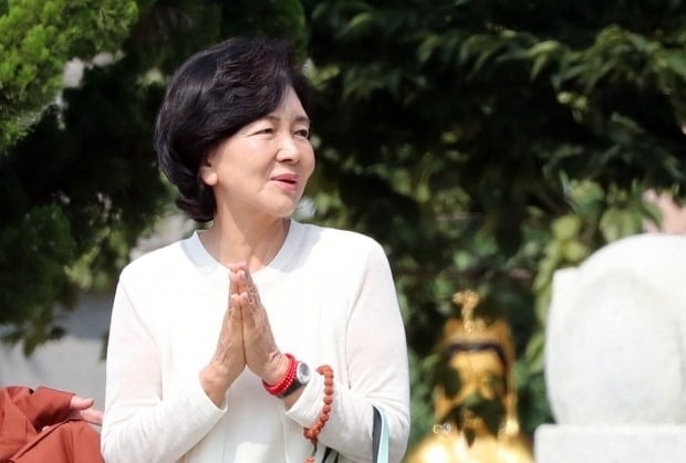 從《財閥家的小兒子》看三星太后「洪羅喜」起伏一生!韓國藝術界教母,卻為子女操碎心