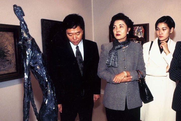從《財閥家的小兒子》看三星太后「洪羅喜」起伏一生!韓國藝術界教母,卻為子女操碎心