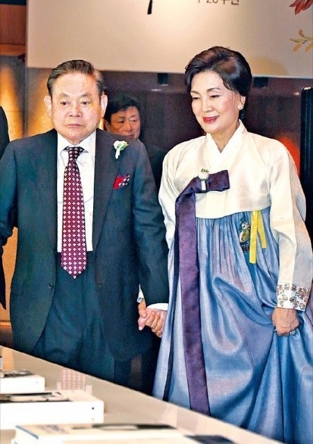 從《財閥家的小兒子》看三星太后「洪羅喜」起伏一生!韓國藝術界教母,卻為子女操碎心