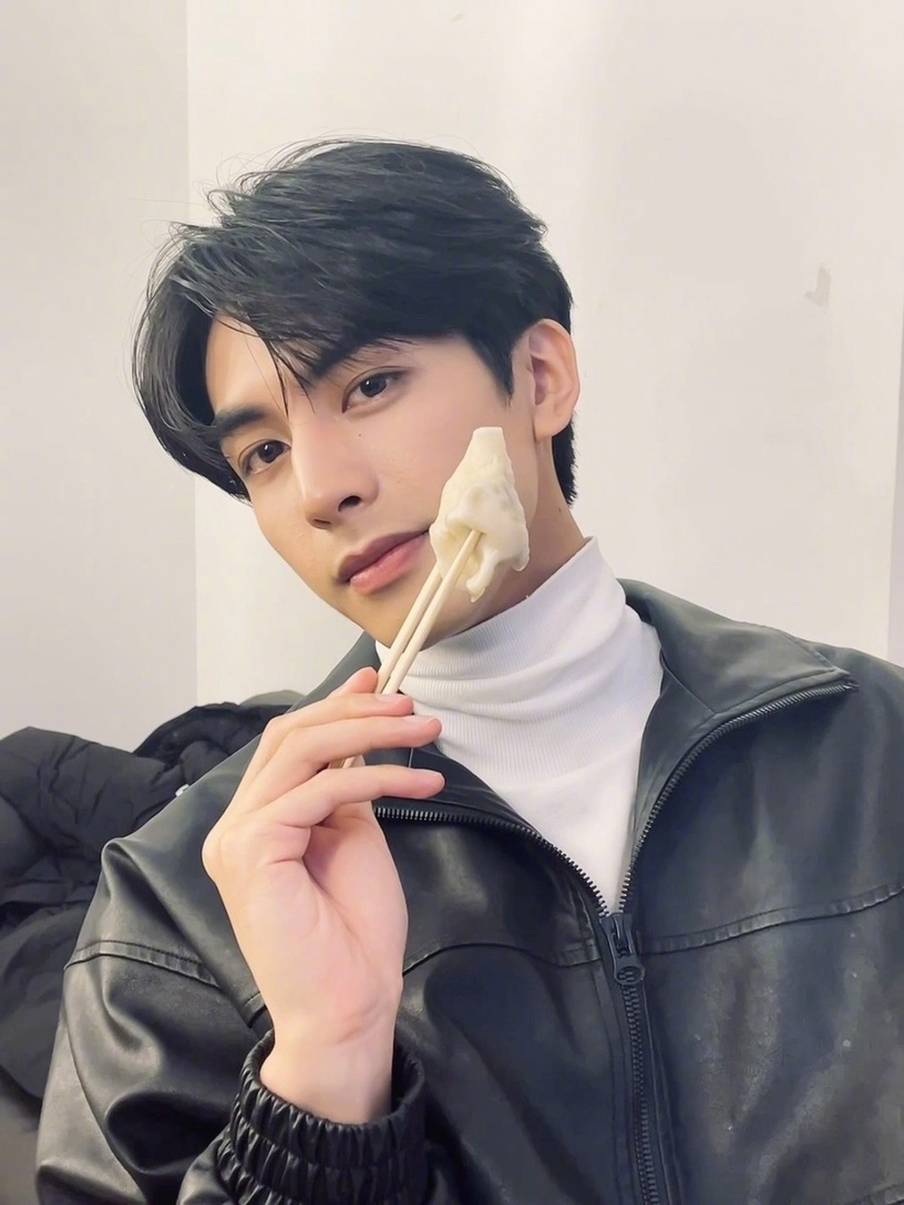 10位人氣男星化身「冬日男友」!肖戰竹林寫真帥炸,吳磊陽光,王一博復古,王鶴棣高萌