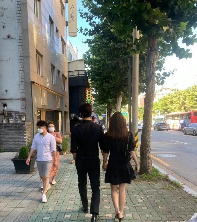 宋仲基驚喜認愛英國圈外女友!交往圈外人韓星盤點,玉澤演超登對,他遭粉絲連署逼退團