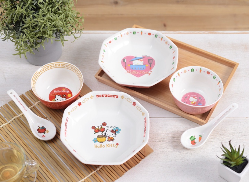Kitty迷必收!7-11「Hello Kitty開運撲滿&聚寶盆」開賣,同步推餐具三件組、隨身噴瓶