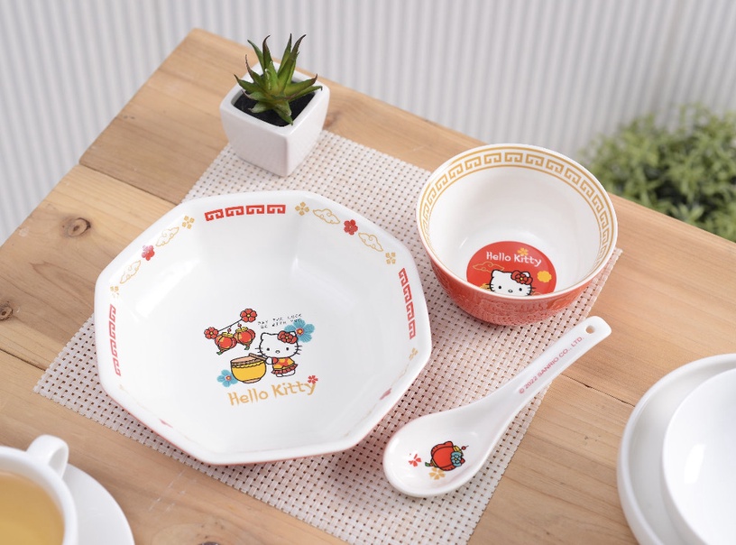 Kitty迷必收!7-11「Hello Kitty開運撲滿&聚寶盆」開賣,同步推餐具三件組、隨身噴瓶