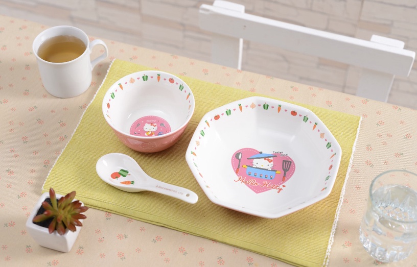 Kitty迷必收!7-11「Hello Kitty開運撲滿&聚寶盆」開賣,同步推餐具三件組、隨身噴瓶