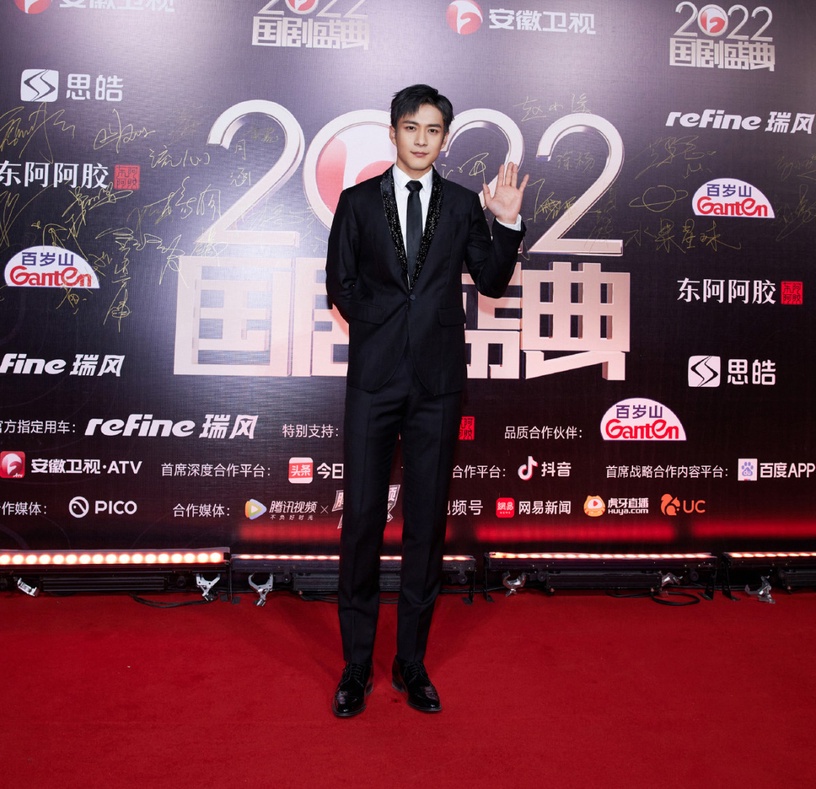 國劇盛典12位明星「精修vs.未修」!吳磊全場最帥,秦嵐身材有夠好,毛曉彤禮服很災難