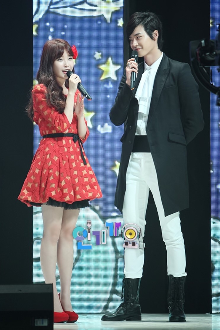 李鍾碩和IU「高甜愛情細節」!10年好友變情人,李鍾碩早就多次偷偷示愛,隱藏的糖超多