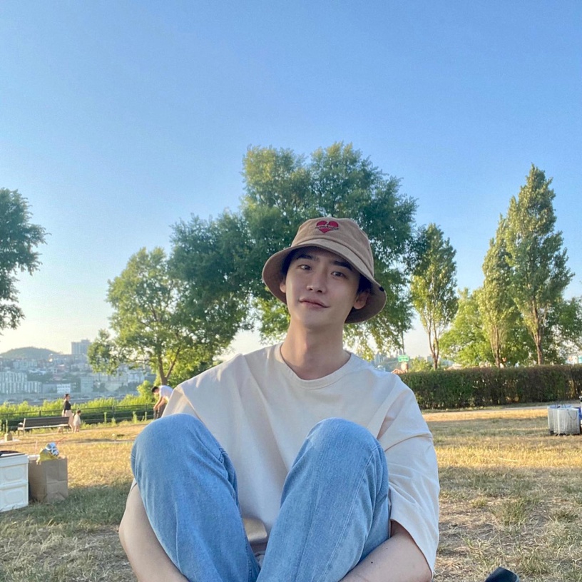 李鍾碩和IU「高甜愛情細節」!10年好友變情人,李鍾碩早就多次偷偷示愛,隱藏的糖超多