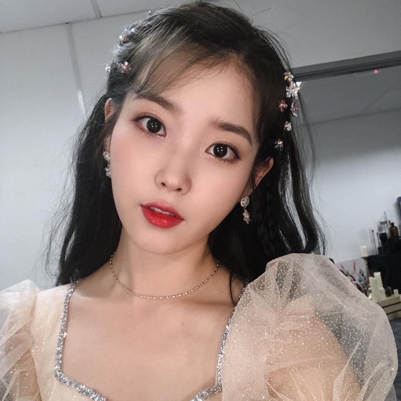連李鍾碩也被收服!IU帥氣金句:「沒有夢想的人反而更強大!」,從逆境翻身成捐贈天使
