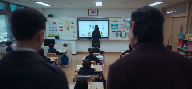 《黑暗榮耀》超強「鏡頭語言」!體育館大門變十字架,夕景竟藏對比,這幕隱喻同珢人生