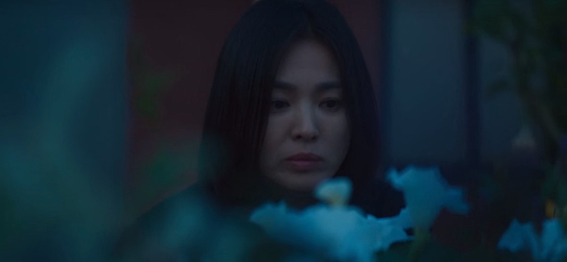 《黑暗榮耀》超強「鏡頭語言」!體育館大門變十字架,夕景竟藏對比,這幕隱喻同珢人生