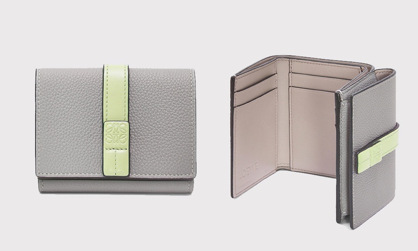 2023精品短夾推薦:LOEWE 柔軟粒面小牛皮三折錢包,約NT$15,715