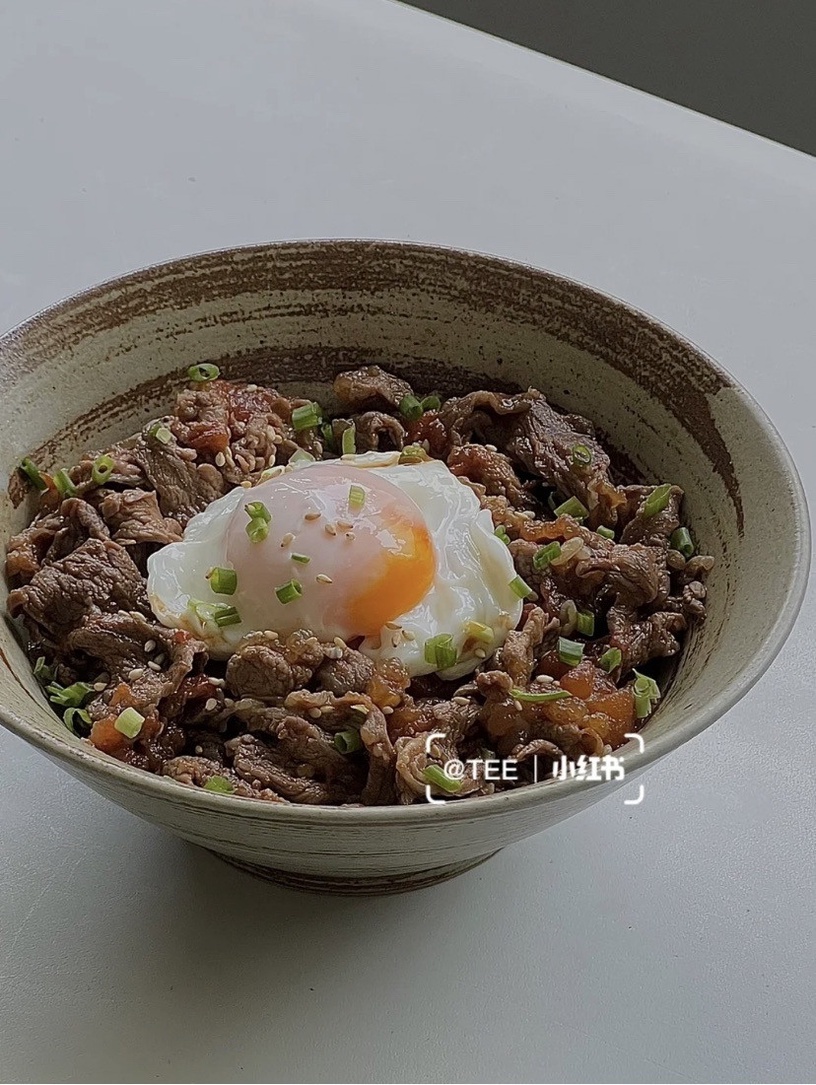 減脂「牛肉料理食譜」推薦!蕃茄牛肉溫泉蛋、起士彩椒捲餅好吃又飽腹,這道10分鐘完成