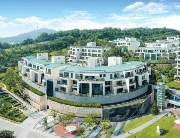 這些韓星竟是鄰居!宋仲基砸百億當IU鄰居,韓韶禧是玄彬鄰居,BTS宿舍連金泰希都搶住