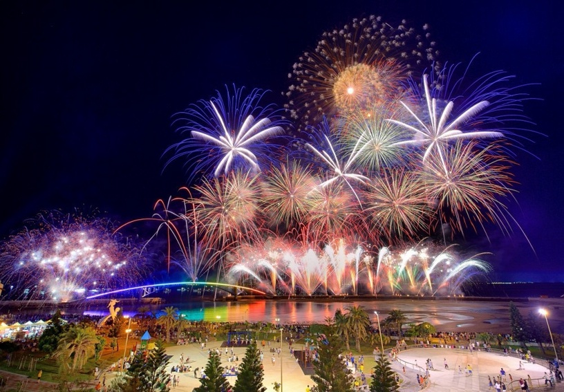 2023澎湖花火節! 花火節+迪士尼100年主題,米奇米妮、小美人魚現身,900台無人機太嗨