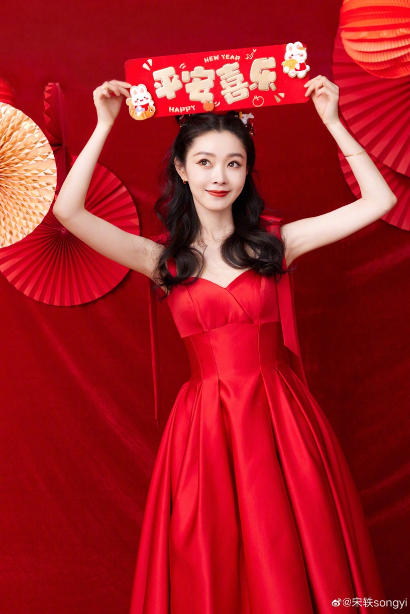 陸劇15位女星過年造型!趙麗穎&楊紫&熱巴同款紅裙PK,唐嫣倪妮港風美翻,而她意外驚豔
