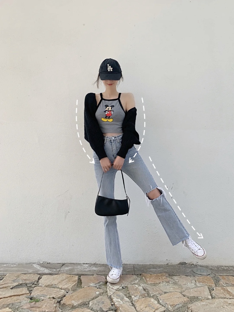 出遊必備「顯瘦POSE」教學!8招萬用拍照姿勢,超自然顯腿長,咖啡廳、旅遊打卡都適合