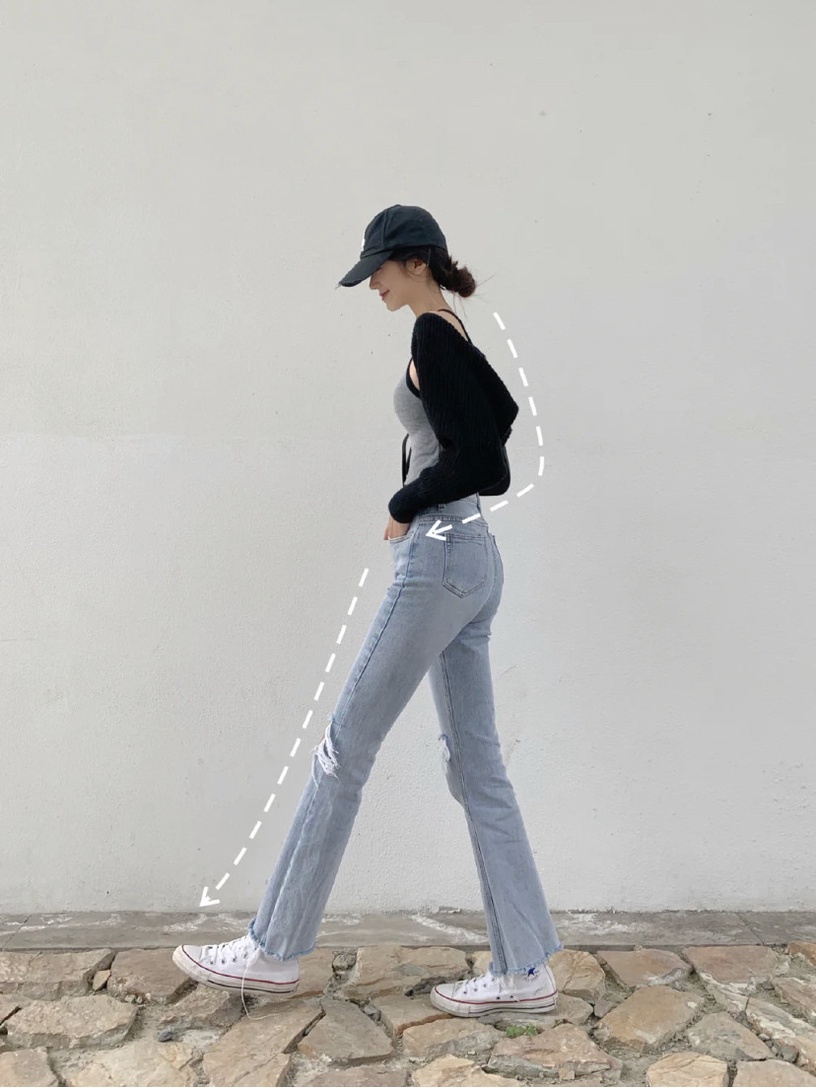 出遊必備「顯瘦POSE」教學!8招萬用拍照姿勢,超自然顯腿長,咖啡廳、旅遊打卡都適合